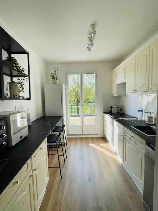 Marne La Vallee Apartment Serris Exterior photo